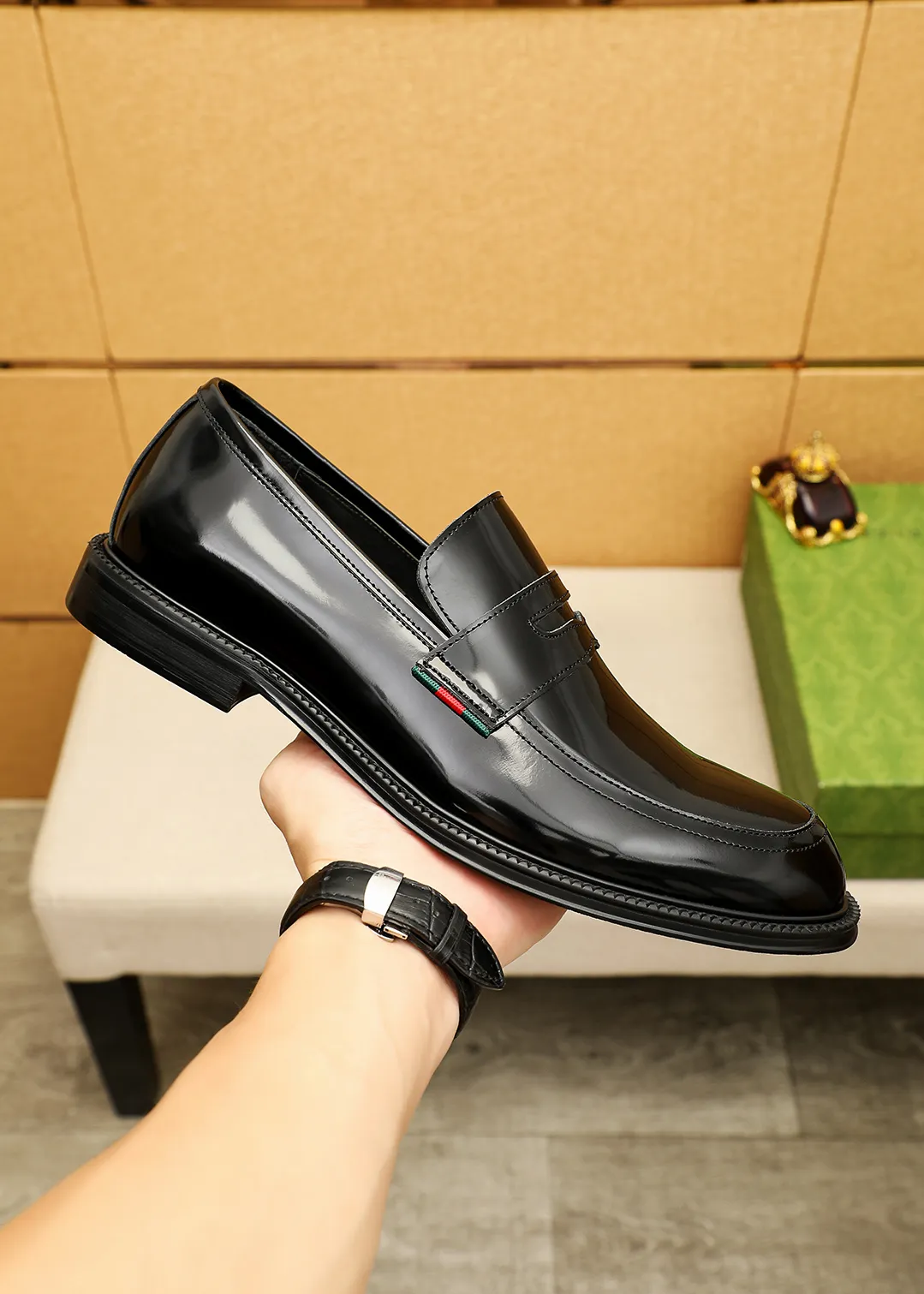 Men's shoes 💰520 💐 Product trademark: GUCCI "Gucci" casual leather shoes Regular size: 38-44 (45.46🉑️customized) Product materials: Selected imported first-layer open-edge beaded cowhide leather upper, imported water-dyed cowhide leather lining. Strong three-dimensional visual effect, original outsole Color: 4⃣️colors available